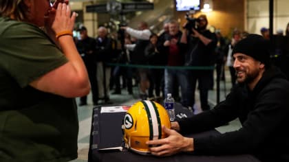 Packers players sign autographs for Salvation Army; Aaron Rodgers matching  donations