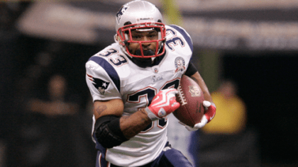 NE Patriot Kevin Faulk in Auburn Saturday Signing Autographs