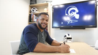 Aaron Donald shows off his physique ahead of Super Bowl Opening Night / X