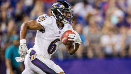 Fotografía de Scrambling de la camiseta blanca sin firmar de los Baltimore  Ravens de Lamar Jackson