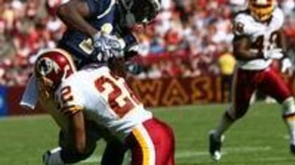 Washington Redskins Santana Moss, with a No. 21 on his jersey, catches a  10-yard pass for a first down during the 2nd quarter of game on December 2,  2007. The Redskins have