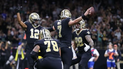 New Orleans Saints quarterback Taysom Hill warms up before an NFL football  game against the New York Giants in New Orleans, Sunday, Oct. 3, 2021. (AP  Photo/Derick Hingle Stock Photo - Alamy