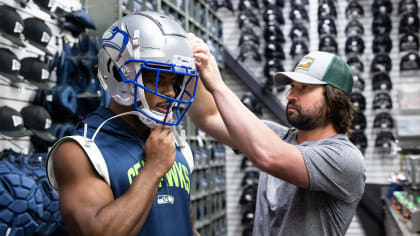 First Look: Seattle Seahawks reveal '90s-era throwback uniforms