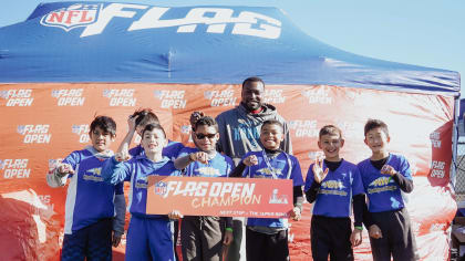 Russell Wilson stopped by NFL Flag LA to meet kids. He was wearing his  Seahawks gear, too! Awesome. : r/Seahawks