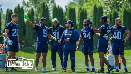 Seahawks RBs Kenneth Walker III, Zach Charbonnet dealing with