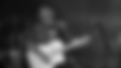 170923-Brooks-Garth_singing_2 (AP)