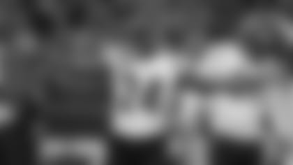 211121-Bell-Vonn_flexing (AP)