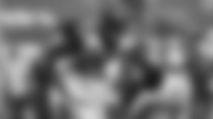 Bengals safety Vonn Bell recovers a fumble against the New York Giants in Week 12 of the 2020 NFL season.