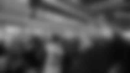 200309-concession-worker_action_5