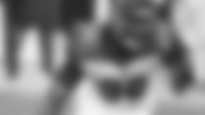 200917-Dunlap-Carlos_pass_rush (AP)