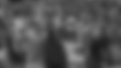 140921-fans-cheering