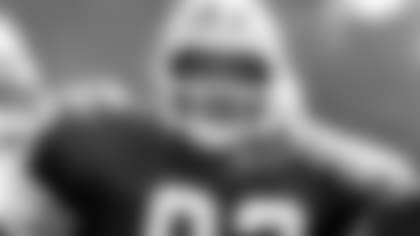 Hall of Fame tight end Ozzie Newsome (82) of the Cleveland Browns during the Browns 27-16 loss to the Los Angeles Rams on October 4, 1981 at Anaheim Stadium in Anaheim, California.  (AP Photo/NFL Photos)