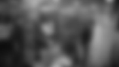 181217_KZ_DLineDeliversChristmas_081