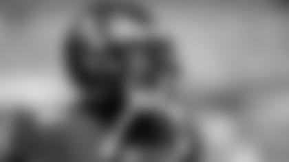 Running Back Kenjon Barner #44