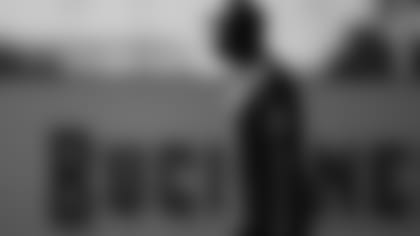 TAMPA, FL- NOVEMBER 27, 2019 - Offensive Coordinator Byron Leftwich of the Tampa Bay Buccaneers during practice at AdventHealth Training Center. Photo By Kyle Zedaker/Tampa Bay Buccaneers