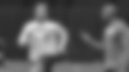 El nuevo linebacker de Cardenales, Matt Longacre, participa en la prueba de acondicionamiento el miércoles mientras el equipo abría el campamento de entrenamiento.