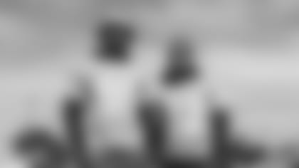 Chandler Jones y Budda Baker posando durante las actividades previas al Pro Bowl 2020 en Orlando