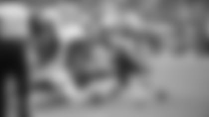 El safety Antoine Bethea intenta tacklear al corredor de Redskins, Adrian Peterson, durante la derrota de Cardenales 24-6 el domingo.