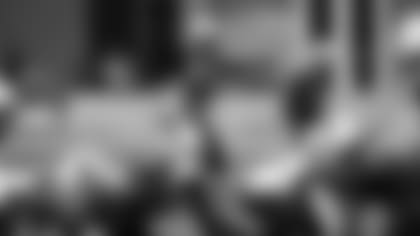 Jeremy Cash linebacker de Cardenales da instrucciones durante los trabajos de temporada baja.