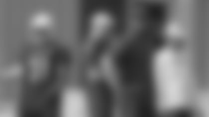 El lunes fue el primer día para Cardenales con el nuevo coordinador ofensivo Byron Leftwich (tercero de la izquierda), y se espera que el corredor David Johnson (31) esté más involucrado en el juego aéreo y el mariscal de campo Josh Rosen (3) fuera con el dedo del pie lesionado.