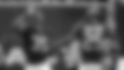 El safety Eddie Pleasant (35), quien firmó con Cardenales el sábado, celebra su única intercepción del 2017 que fue, coincidentemente, contra Cardenales.