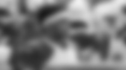 Kyler Murray en la banda de Cardenales durante un partido de la pretemporada NFL 2019.