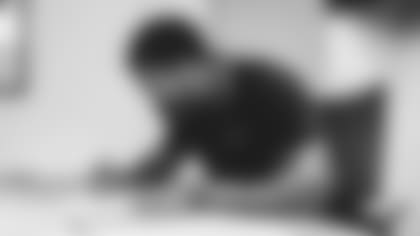 S Shawn Williams signs his contract with the Cardinals.