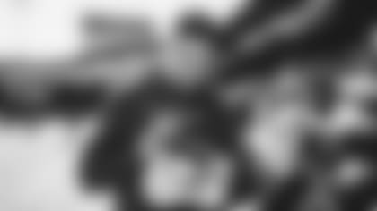 RB James Conner signs an autograph at the 2022 Pro Bowl