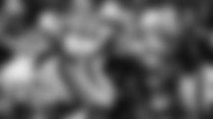 La línea ofensiva de Cardenales ayuda a empujar al corredor David Johnson dentro de la zona de anotación en el partido contra Saints.