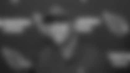 Jordan Hicks, conversando con los medios durante la conferencia de prensa en la que fue presentado como nuevo miembro de Cardenales de Arizona.