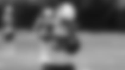 El esquinero David Amerson atrapa un balón durante una actividad organizada 2019