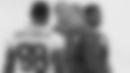 The Cardinals have hired former Packers offensive coordinator Tom Clements, here talking to Green Bay running back Ty Montgomery in 2016, as their passing game coordinator and quarterbacks coach.