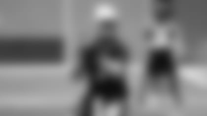 Mariscal Josh Rosen busca lanzar un pase durante la OTA del jueves.