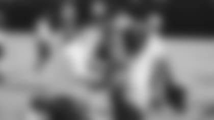 Hall of Fame athletic trainer John Omohundro adjusts a new elbow brace to the left arm of quarterback Kurt Warner after Warner got hurt during the 2007 season.