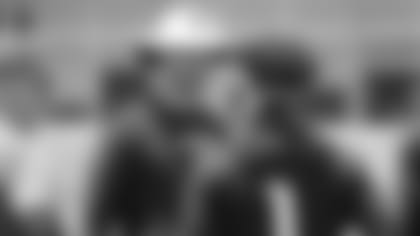 Coach Kliff Kingsbury talks with quarterback Kyler Murray during offseason work in 2019.