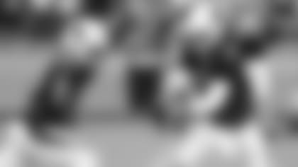 QB Josh Rosen fakes a handoff to RB David Johnson.