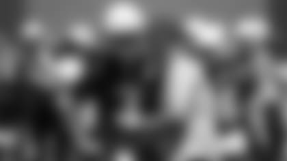 El mariscal novato Josh Rosen conversa con el coordinador ofensivo Mike McCoy durante el minicampamento esta semana.