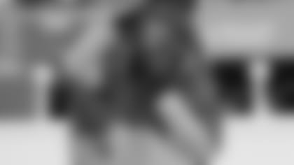 Shawn Jefferson, here working with the Jets in a 2020 game against the Patriots, has been hired as the Cardinals' new wide receivers coach.