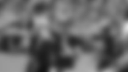 El mariscal Josh Rosen lanzando algunos pases la semana pasada en Los Ángeles.