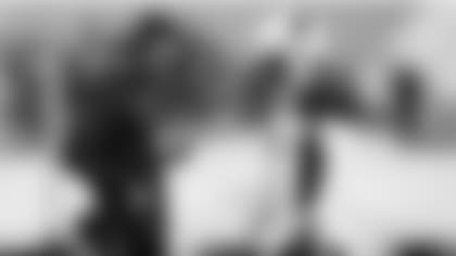 Cardinals coach Kliff Kingsbury talks to quarterback Kyler Murray (1) during the season finale against the Rams.