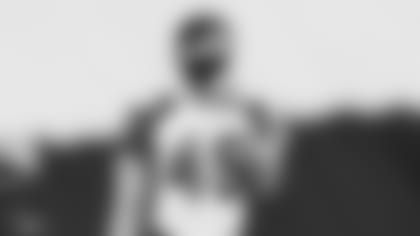 LB Isaiah Simmons wears a mask during a walkthrough practice last week.