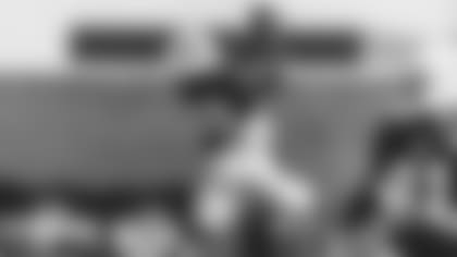 Tight end Jordan Thomas makes a catch in practice this week.