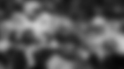 El mariscal de los Ángeles Chargers, Cardale Jones (7), busca lanzar mientras el linebacker de San Francisco 49ers, Pita Taumoepenu (55) embiste durante un partido de pretemporada de la NFL, el 30 de agosto del 2018 en Santa Clara, California.