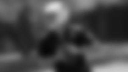 El mariscal Sam Bradford participando en la OTA del martes.