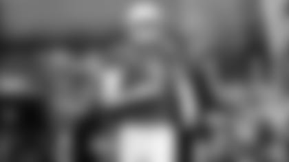 Carson Palmer ingresando al campo durante la presentación previa a un partido en 2017