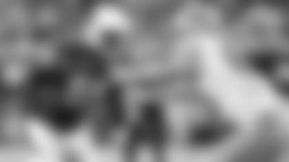 Chandler Jones rushes the passer against the 49ers in 2018