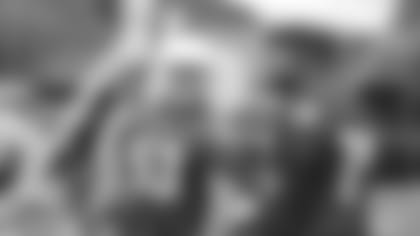 Los linieros ofensivos A.Q Shipley (53) Justin Pugh (al centro) y D.J Humphries charlan durante una de las recientes actividades organizadas por el equipo.