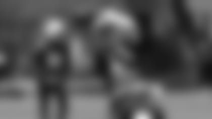 El receptor J.J. Nelson atrapando un pase durante los trabajos de temporada baja.