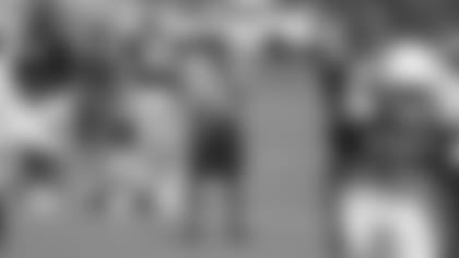 El entrenador Steve Wilks supervisa el entrenamiento del martes mientras Cardenales realizaban algo de trabajo en el exterior