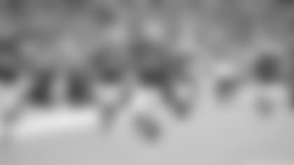 El safety Tre Boston celebra su intercepción durante el segundo periodo.